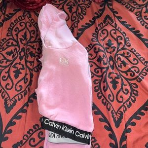 I’m selling this Calvin Klein sweat suit for toddler girls
